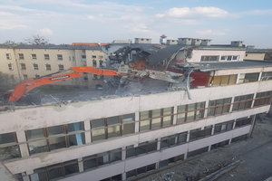 Wyburzenie szpitala kolejowego przy ul. Wiśniowej we Wrocławiu
