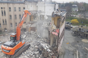 Wyburzenie szpitala kolejowego przy ul. Wiśniowej we Wrocławiu