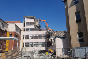 Wyburzenie szpitala kolejowego przy ul. Wiśniowej we Wrocławiu